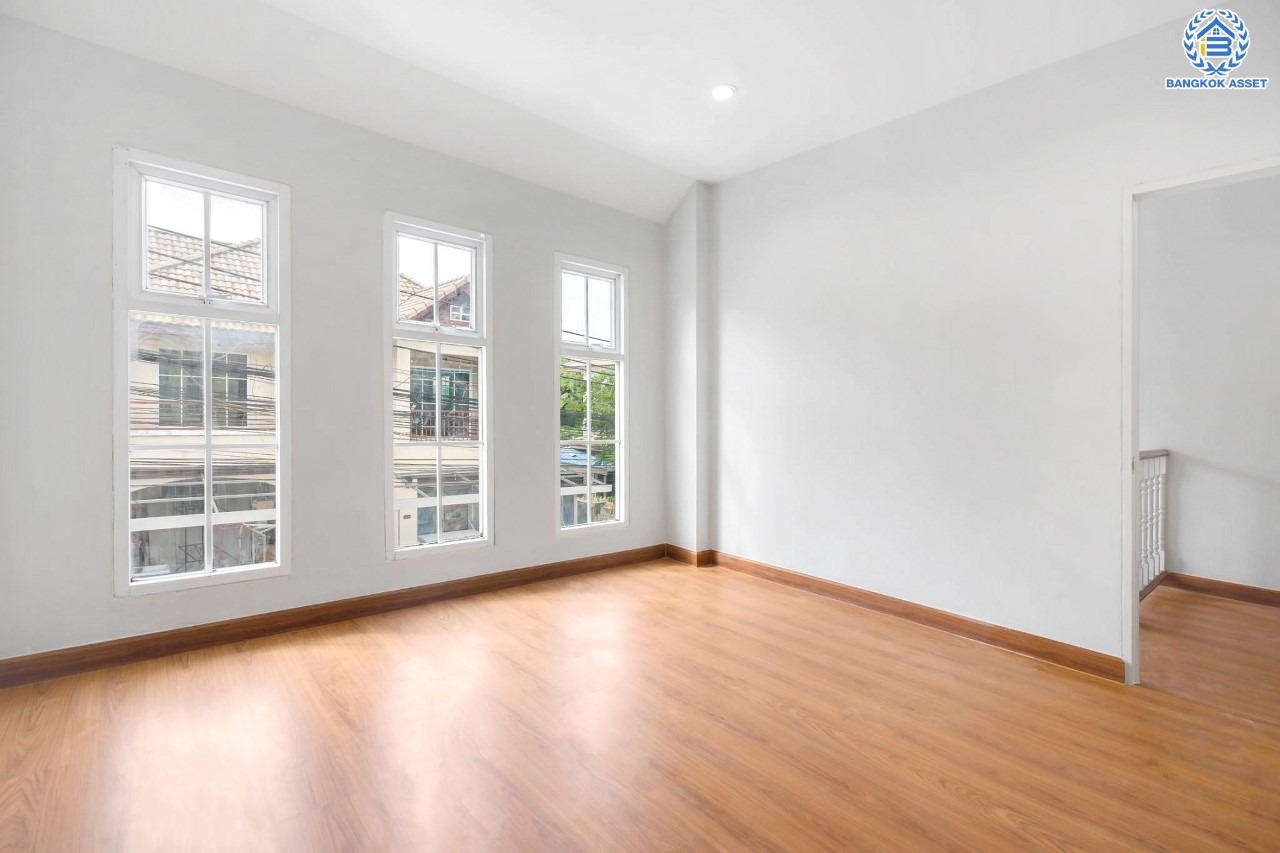 บ้านมือสองตกแต่งใหม่ ทำเลโซนเมือง! ม.นนทกาญจน์ นครอินทร์-พระราม5 หลังใหญ่ เนื้อที่ 33.1 ตร.ว. ฟังก์ชัน 3 ห้องนอน 3 ห้องน้ำ จอดรถได้ 1 คัน บนทำเลเชื่อมต่อทุกการเดินทาง ใกล้สะพานพระรามห้า และรถไฟฟ้า "สถานีแยกติวานนท์"